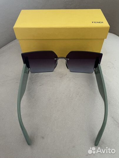 Солнцезащитные очки fendi