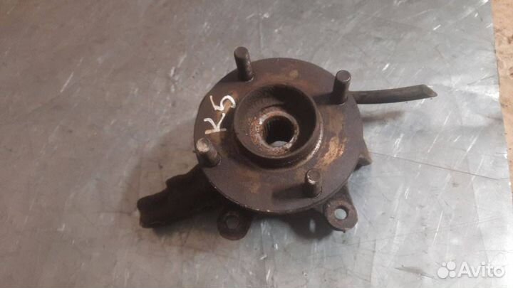 Кулак передний левый Nissan Almera N16 2000