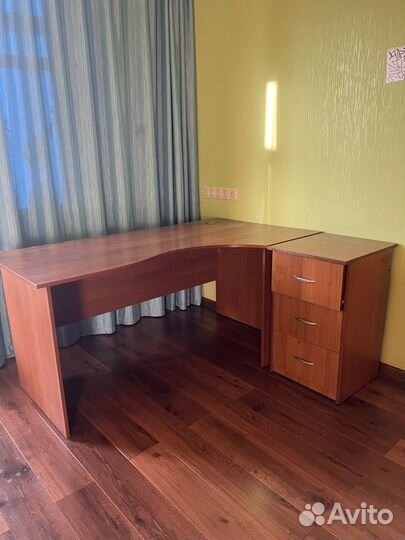 Компьютерный стол с тумбой