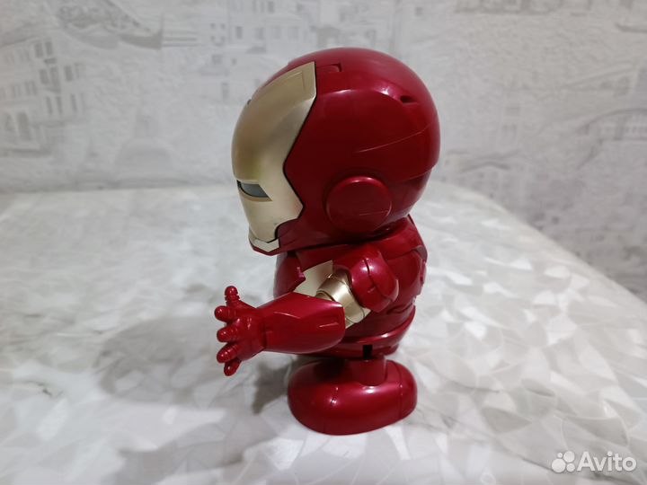 Танцующий робот железный человек