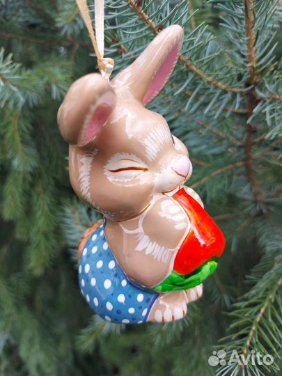 Елочная игрушка из фарфора Кролик с морковкой