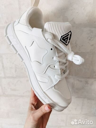 Кроссовки женские