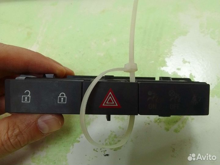 Кнопка аварийной сигнализации Opel Astra 2009 г