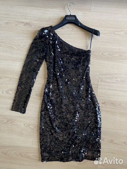 Платье в пайетках s