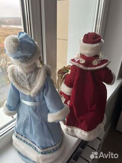 Дед мороз и снегурочка под елку