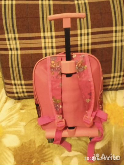 Рюкзак для девочки на колесиках