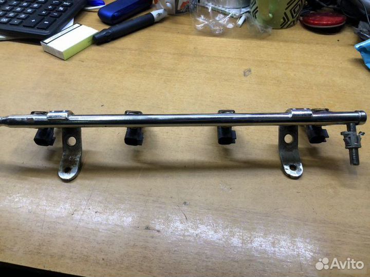 Рампа топливная с форсунками Chrysler Neon 2