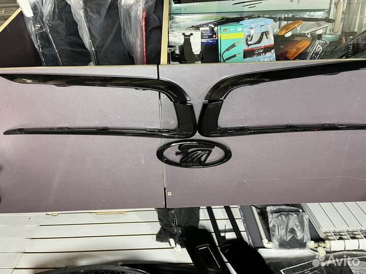 Молдинги переднего бампера черный глянец гранта фл