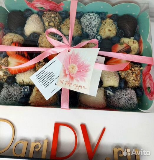 Набор из клубники в темном и белом шоколаде с голу