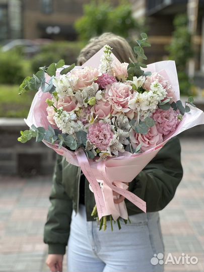 Авторский букет с французскими розами и маттиолой