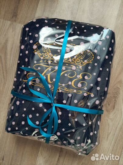 Махровый халат с вышивкой