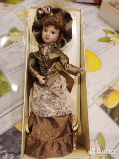 Кукла фарфоровая