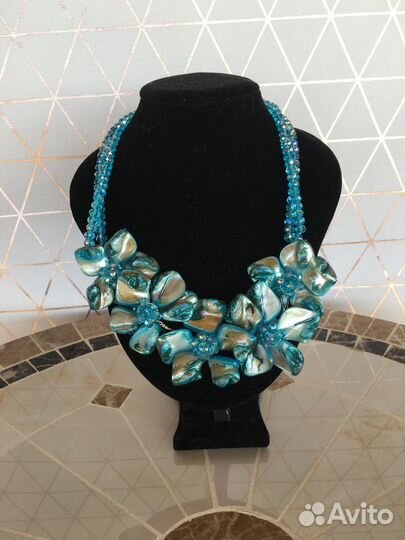 Колье из перламутра и горного хрусталя