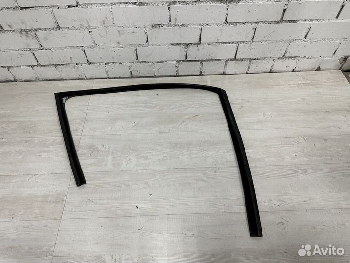 Нaпрaвляющая cтекла дверь правaя пеpедняя BMW F10