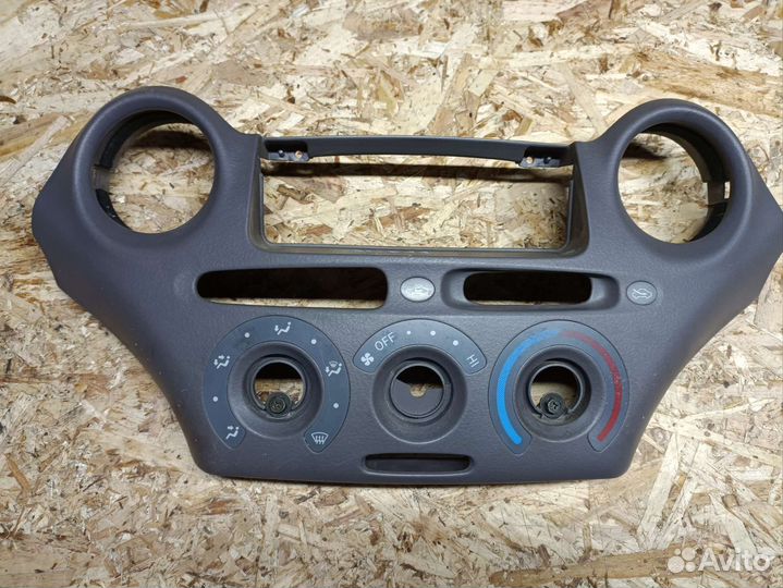 Накладка блока климата Toyota Platz SCP11 2001