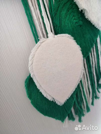 Украшение на стену с листьями