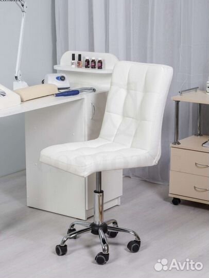 Стул для мастера маникюра на колесиках