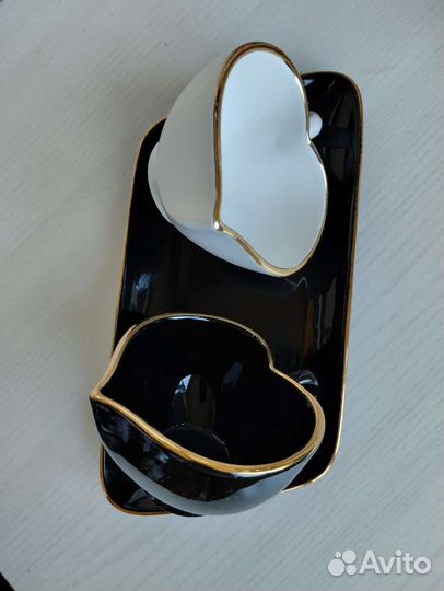 Две чашки сердечки на подставке