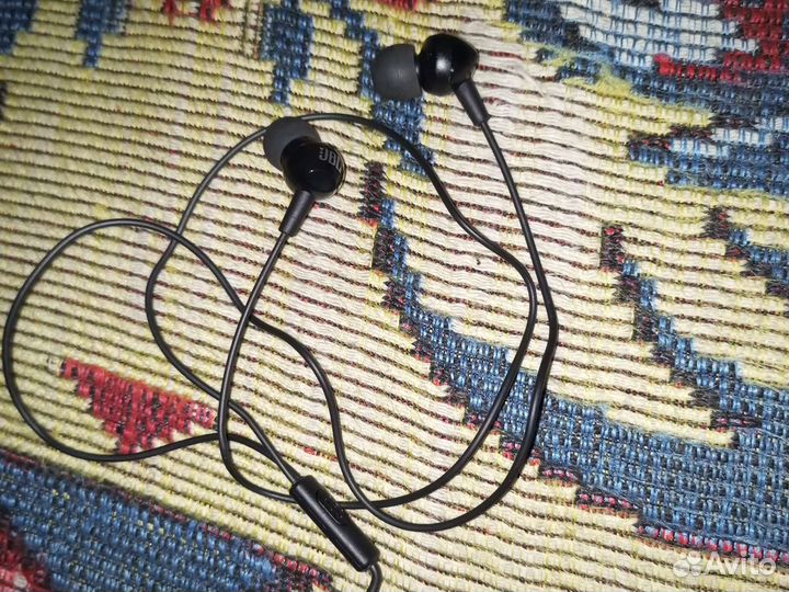 Продам наушники jbl