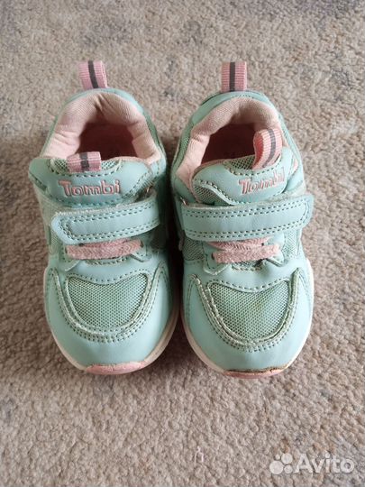 Кроссовки на девочку 24