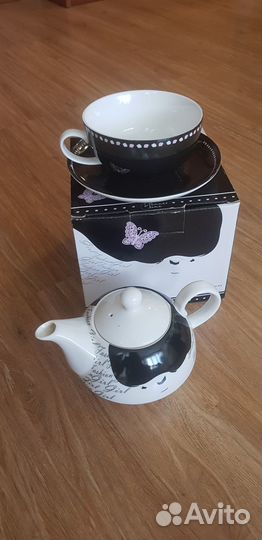 Заварочный чайник с чашкой и блюдцем