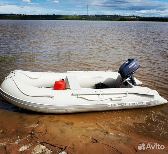 Моторная лодка Quicksilver