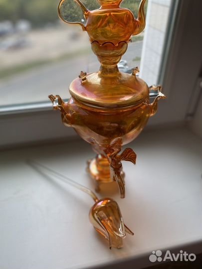 Стеклянный самовар и тюльпан