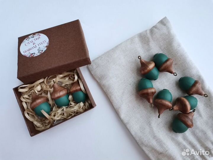 Елочная игрушка желудь