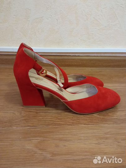 Куча обуви кожзам и кожа