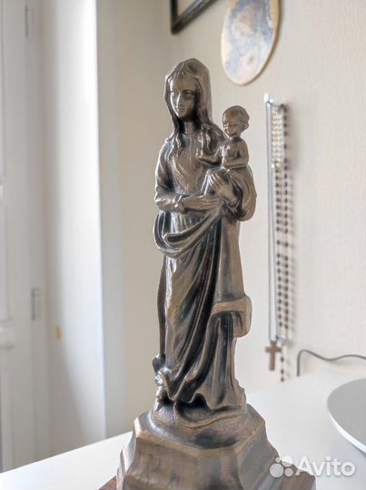 Статуя Дева Мария