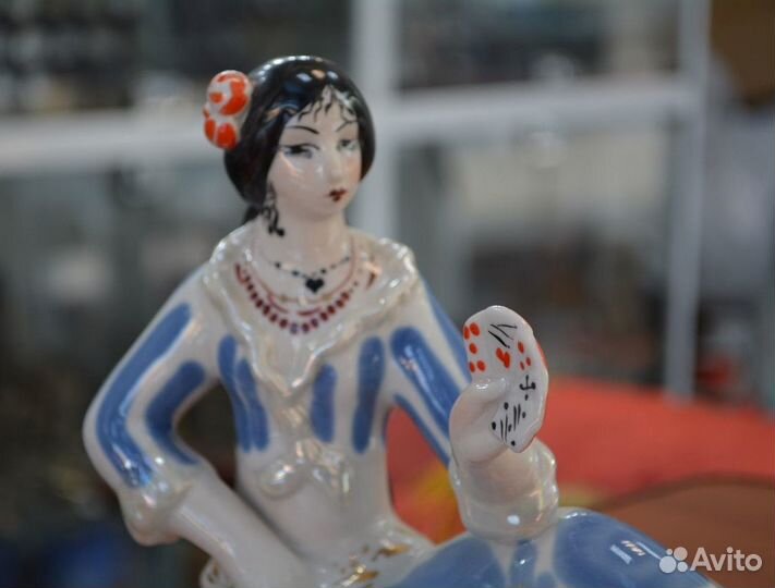Фарфоровая статуэтка- цыганка С картами