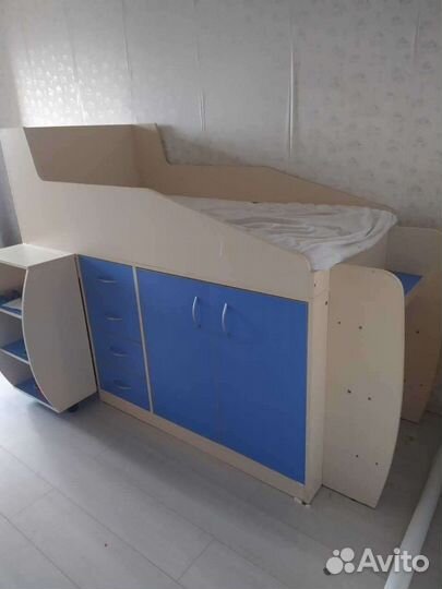 Детская кровать-чердак со столом и шкафом бу