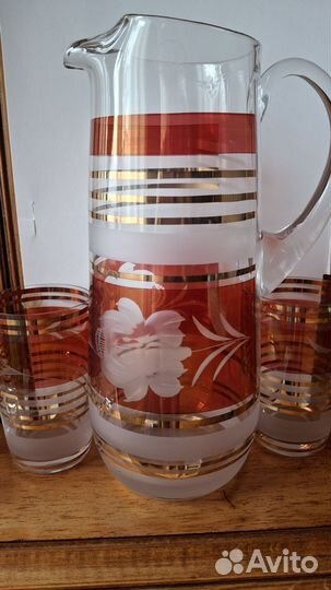 Красивый кувшин и стаканы с золотой и красной отд