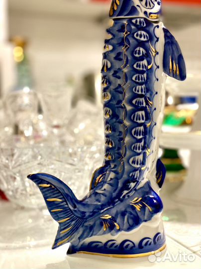 Штоф «Осетр» h 34 см Гжель с золотом. Часы