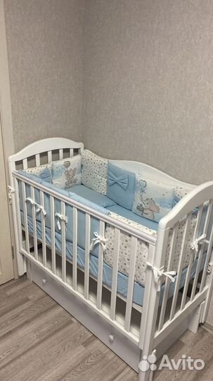 Детская кроватка с универсальным маятником