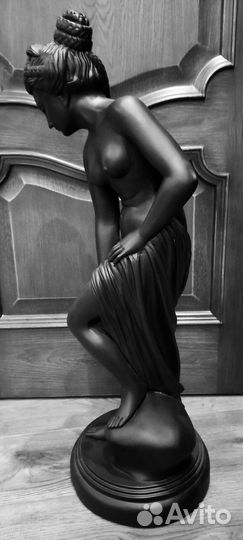 Черная матовая скульптура из гипса 