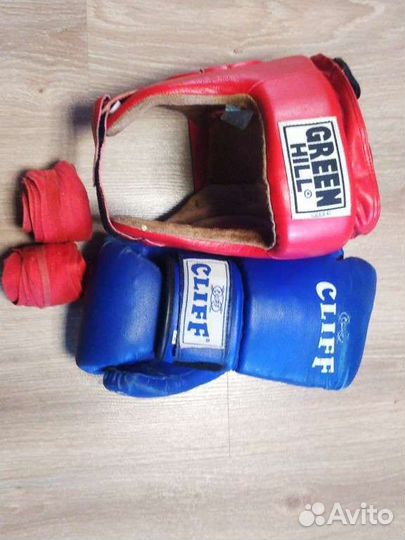 Боксерские шлем и перчатки