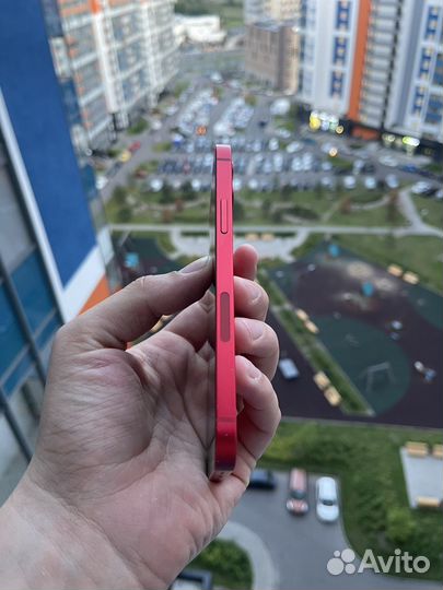 iPhone 12 красный