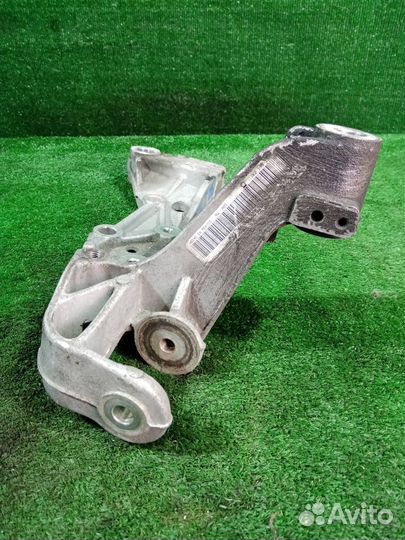 Кронштейн передний левый Volkswagen Golf 6 cavd