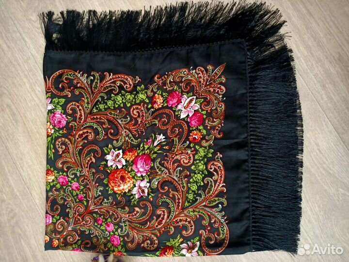 Русско-народный платок в павлопосадском стиле