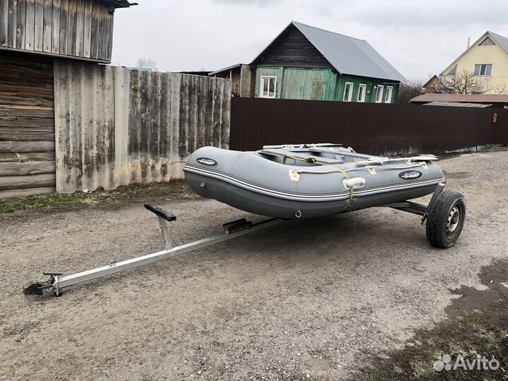 Лодка 300 с мотором и прицепом