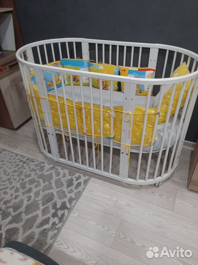 Детская кроватка с маятником