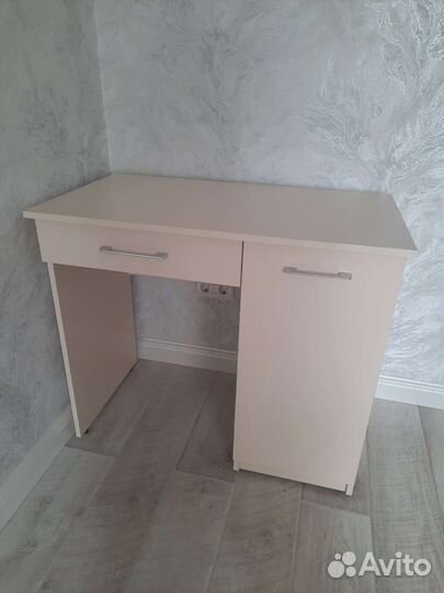 Письменный,компьютерный столик