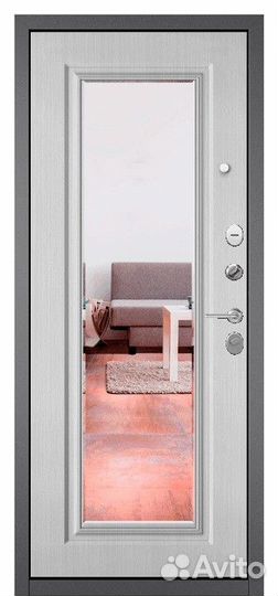 Входная дверь в квартиру с зеркалом