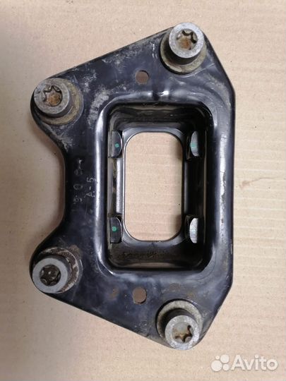 Кронштейн усилителя пер.бампера Mercedes w221