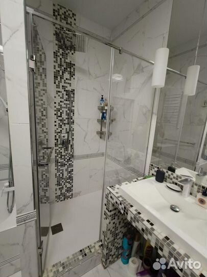 Стеклянные душевые перегородки