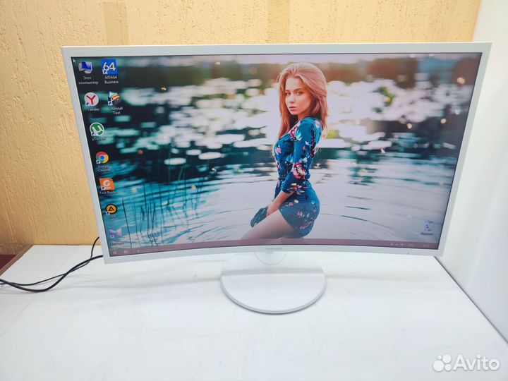Монитор Samsung 32 дюйма, изогнутый экран