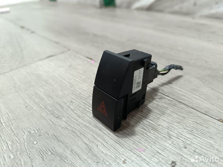 Клавиша аварийки + фишка для Skoda Rapid I (2014)