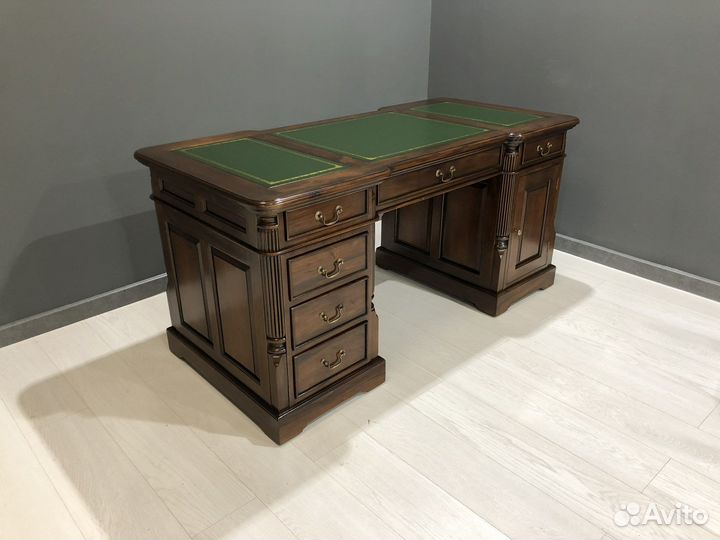 Письменный стол в кабинет