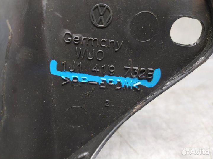 Кожух рулевой колонки нижний Volkswagen Bora